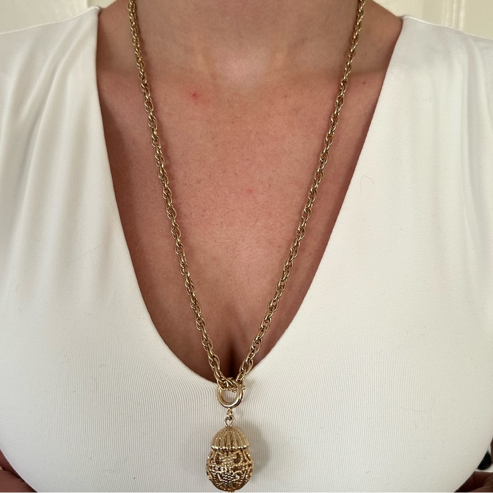 Elegant Gold Pendant Necklace